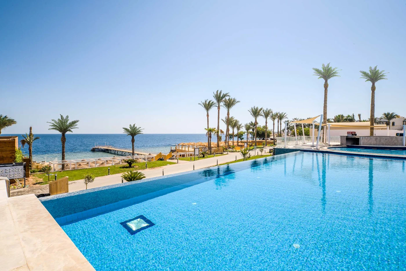 SUNRISE Diamond Beach: басейн готелю